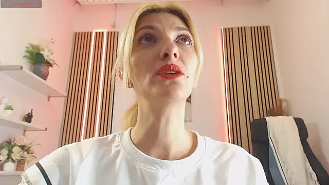 Snapshot of RileyLanna chatting on 11.10.25 RileyLanna online show from 11.10.25