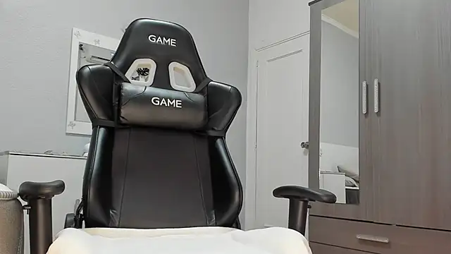 Snapshot of anisialuna_ chatting on 02.04.25 anisialuna online show from 02.04.25