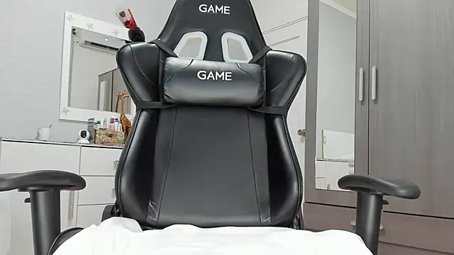 Snapshot of anisialuna_ chatting on 02.05.25 anisialuna online show from 02.05.25