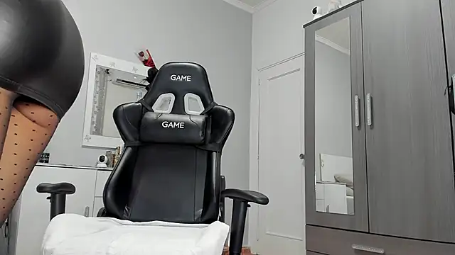 Snapshot of anisialuna_ chatting on 02.25.25 anisialuna online show from 02.25.25