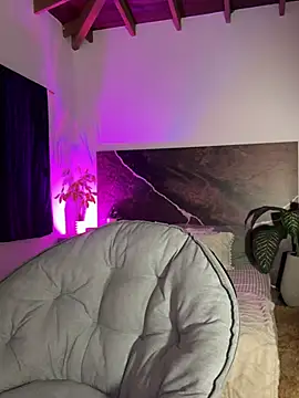 Snapshot of EmaSaenz chatting on 02.21.25 EmaSaenz online show from 02.21.25