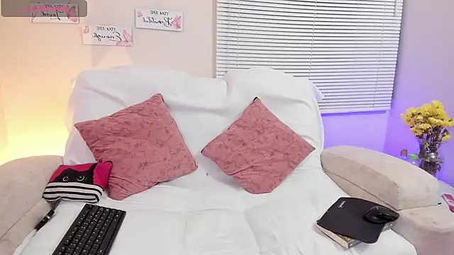 Snapshot of saracrowe chatting on 01.13.25 saracrowe online show from 01.13.25