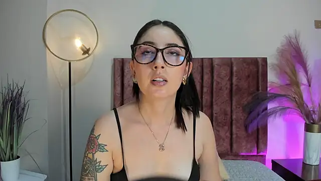 Snapshot of Emilywatsonn chatting on 06.13.26 Emilywatsonn online show from 06.13.26