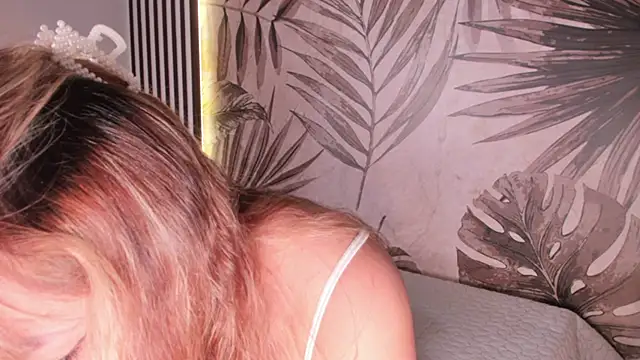 Samaantha-White online show from 02.22.25