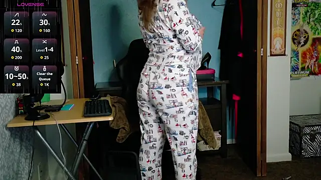 Snapshot of TreeJeanne chatting on 10.11.25 TreeJeanne online show from 10.11.25