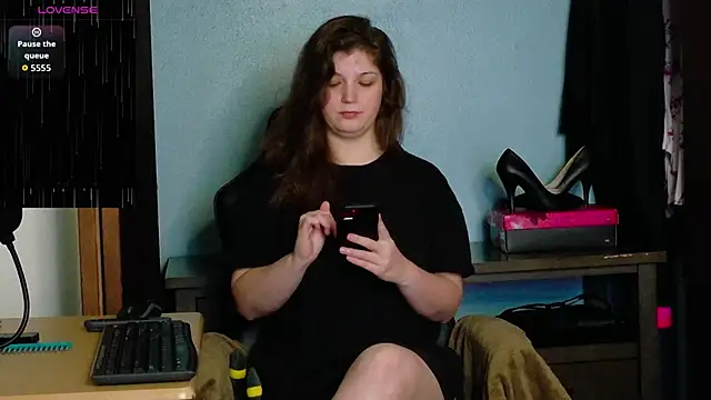 Snapshot of TreeJeanne chatting on 10.13.25 TreeJeanne online show from 10.13.25