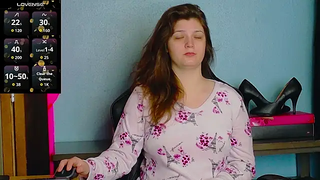 Snapshot of TreeJeanne chatting on 10.31.25 TreeJeanne online show from 10.31.25