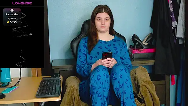 Snapshot of TreeJeanne chatting on 11.30.25 TreeJeanne online show from 11.30.25