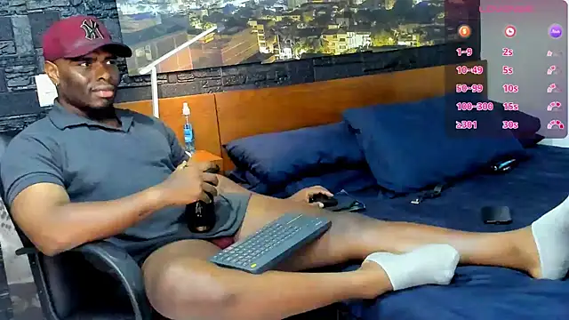 Snapshot of thomas_santtos1 chatting on 02.13.25 thomas santtos1 online show from 02.13.25