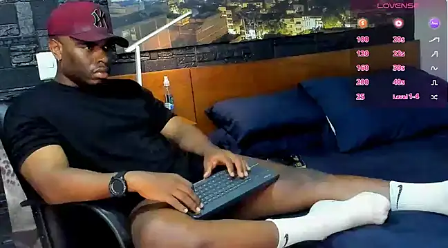 Snapshot of thomas_santtos1 chatting on 02.18.25 thomas santtos1 online show from 02.18.25