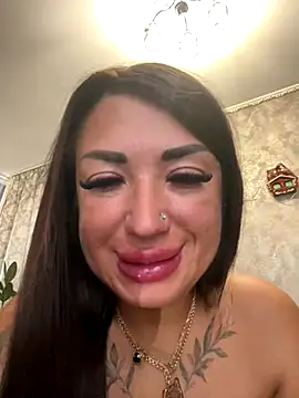 Snapshot of RuslanaXX chatting on 12.14.25 RuslanaXX online show from 12.14.25