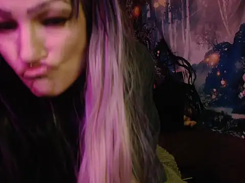 Snapshot of HighCityHoney chatting on 09.18.25 HighCityHoney online show from 09.18.25