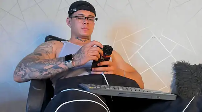 Snapshot of NoahhBrown chatting on 01.08.25 NoahhBrown online show from 01.08.25