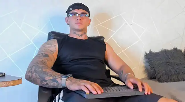 Snapshot of NoahhBrown chatting on 01.09.25 NoahhBrown online show from 01.09.25