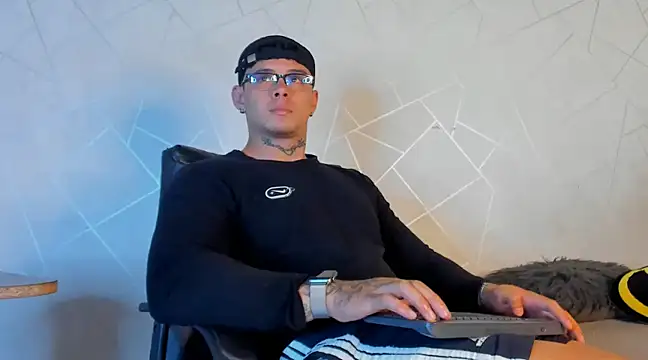 Snapshot of NoahhBrown chatting on 01.10.25 NoahhBrown online show from 01.10.25