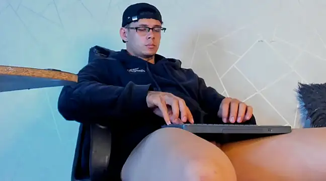 Snapshot of NoahhBrown chatting on 01.12.25 NoahhBrown online show from 01.12.25