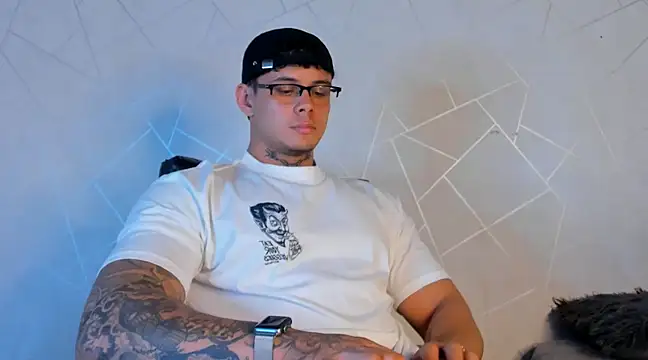 Snapshot of NoahhBrown chatting on 01.13.25 NoahhBrown online show from 01.13.25