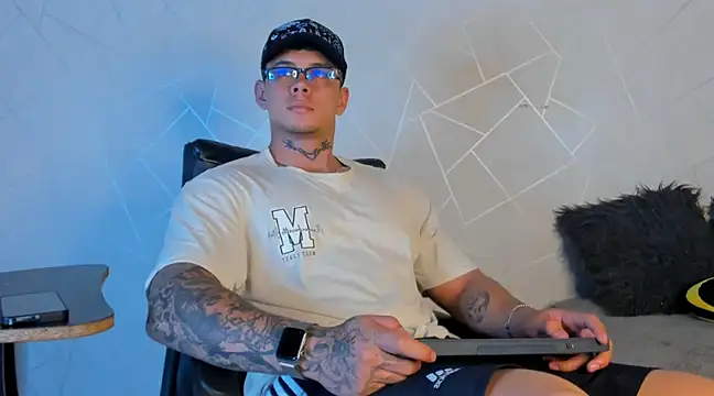 Snapshot of NoahhBrown chatting on 01.14.25 NoahhBrown online show from 01.14.25