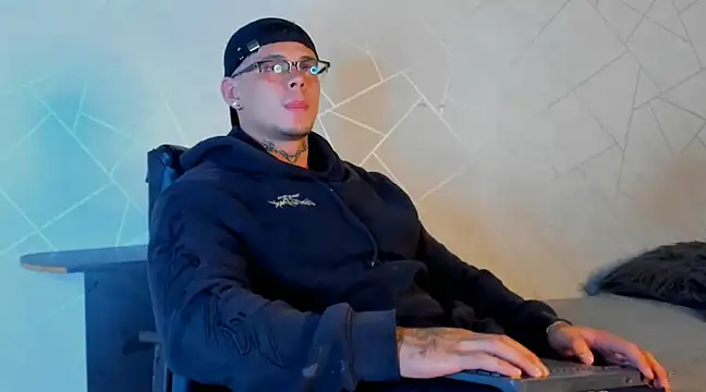 Snapshot of NoahhBrown chatting on 01.18.25 NoahhBrown online show from 01.18.25