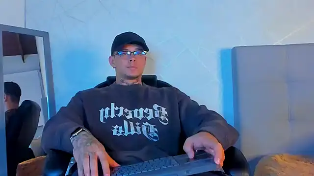 Snapshot of NoahhBrown chatting on 01.30.25 NoahhBrown online show from 01.30.25