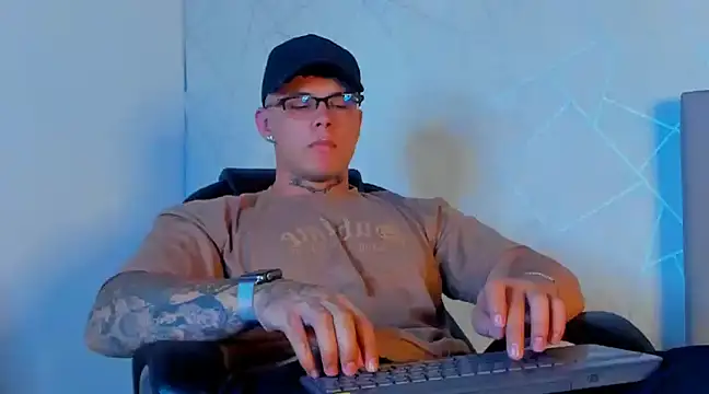 Snapshot of NoahhBrown chatting on 01.30.25 NoahhBrown online show from 01.30.25