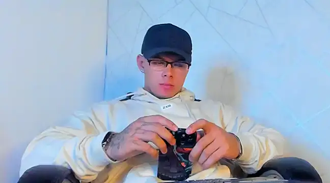 Snapshot of NoahhBrown chatting on 02.01.25 NoahhBrown online show from 02.01.25