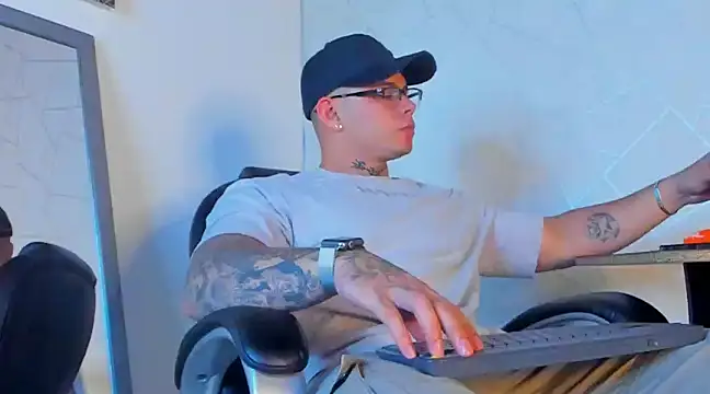 Snapshot of NoahhBrown chatting on 02.01.25 NoahhBrown online show from 02.01.25