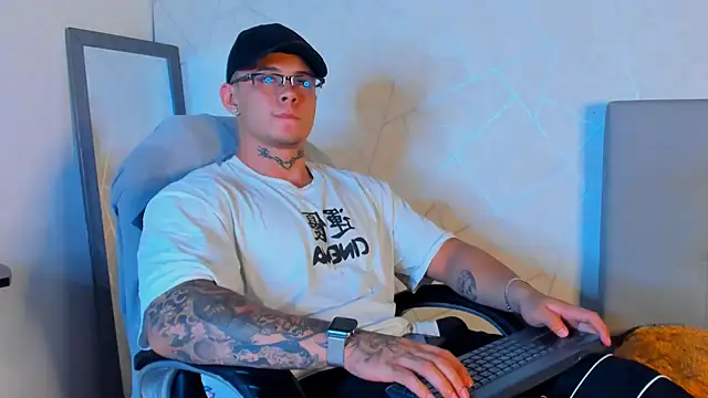 Snapshot of NoahhBrown chatting on 02.05.25 NoahhBrown online show from 02.05.25