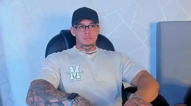 Snapshot of NoahhBrown chatting on 02.08.25 NoahhBrown online show from 02.08.25