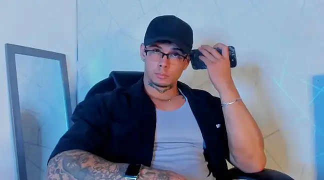 Snapshot of NoahhBrown chatting on 02.09.25 NoahhBrown online show from 02.09.25