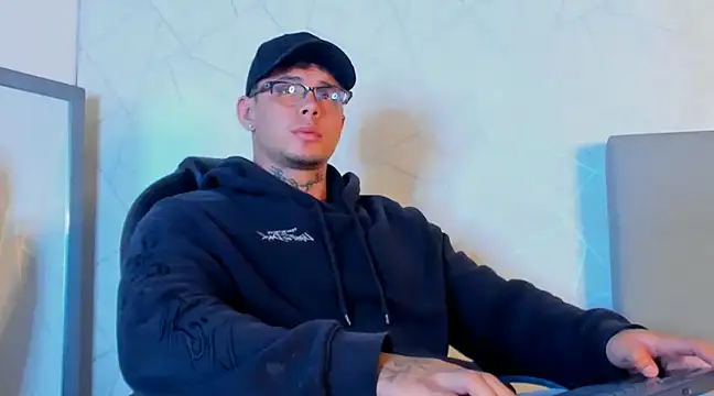 Snapshot of NoahhBrown chatting on 02.10.25 NoahhBrown online show from 02.10.25