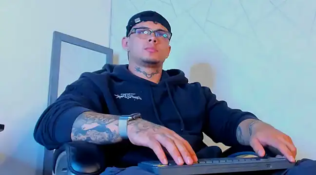 Snapshot of NoahhBrown chatting on 02.12.25 NoahhBrown online show from 02.12.25