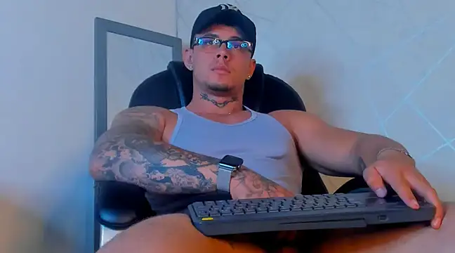 Snapshot of NoahhBrown chatting on 02.13.25 NoahhBrown online show from 02.13.25