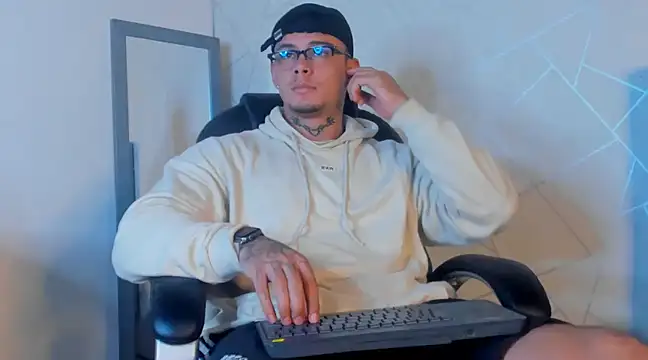 Snapshot of NoahhBrown chatting on 02.14.25 NoahhBrown online show from 02.14.25