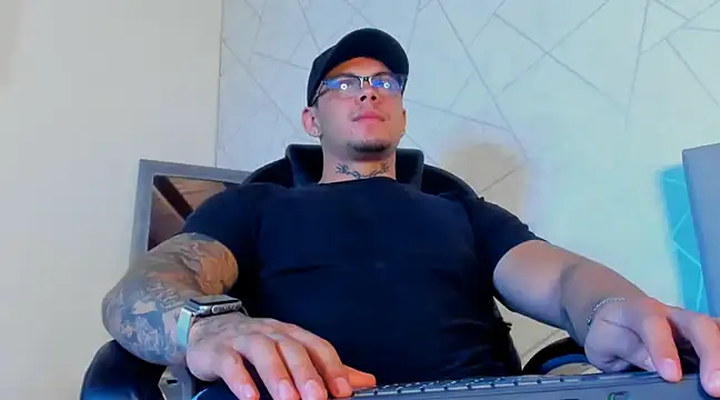 Snapshot of NoahhBrown chatting on 02.17.25 NoahhBrown online show from 02.17.25