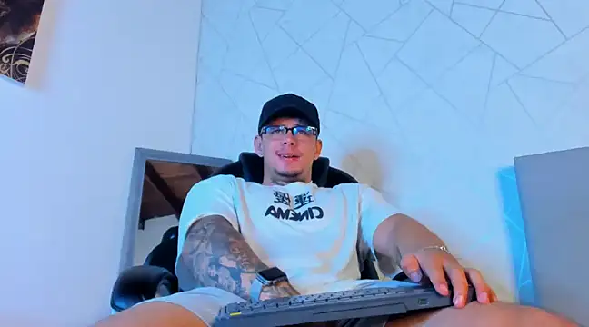 Snapshot of NoahhBrown chatting on 02.18.25 NoahhBrown online show from 02.18.25