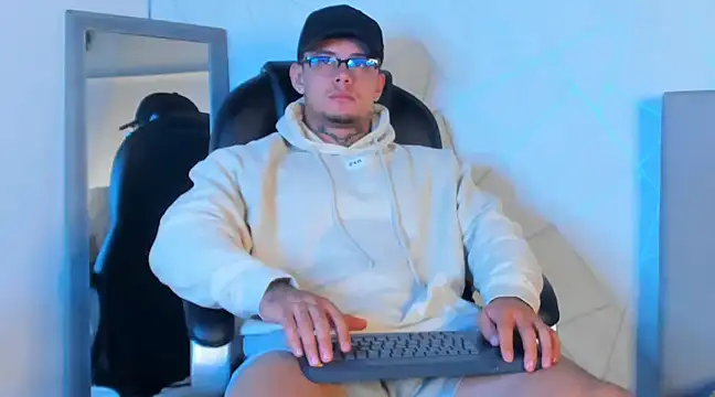 Snapshot of NoahhBrown chatting on 02.18.25 NoahhBrown online show from 02.18.25