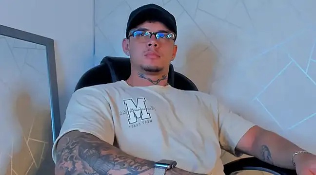 Snapshot of NoahhBrown chatting on 02.19.25 NoahhBrown online show from 02.19.25