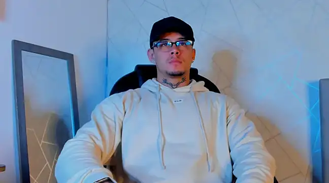 Snapshot of NoahhBrown chatting on 02.20.25 NoahhBrown online show from 02.20.25