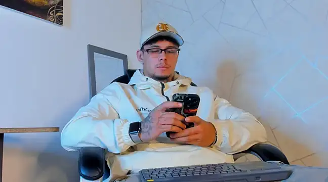 Snapshot of NoahhBrown chatting on 02.23.25 NoahhBrown online show from 02.23.25