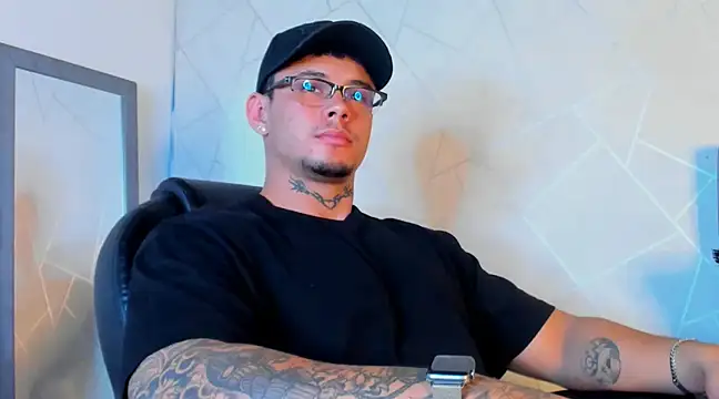 Snapshot of NoahhBrown chatting on 02.24.25 NoahhBrown online show from 02.24.25