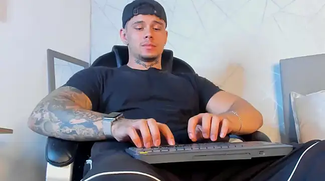 Snapshot of NoahhBrown chatting on 03.05.25 NoahhBrown online show from 03.05.25