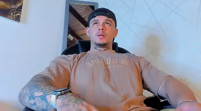 Snapshot of NoahhBrown chatting on 03.08.25 NoahhBrown online show from 03.08.25