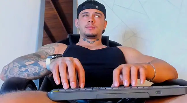 Snapshot of NoahhBrown chatting on 03.10.25 NoahhBrown online show from 03.10.25