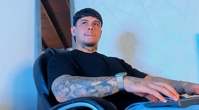 Snapshot of NoahhBrown chatting on 03.16.25 NoahhBrown online show from 03.16.25