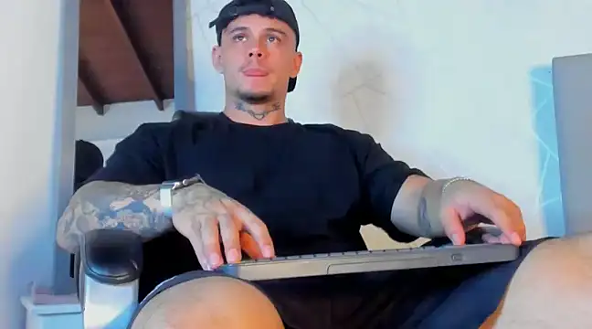 Snapshot of NoahhBrown chatting on 03.19.25 NoahhBrown online show from 03.19.25