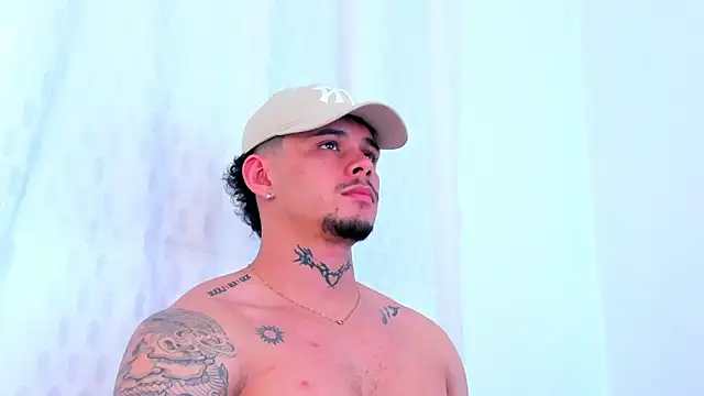 Snapshot of NoahhBrown chatting on 10.01.25 NoahhBrown online show from 10.01.25