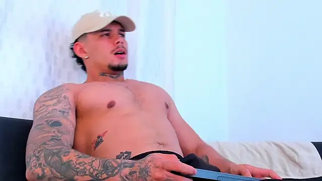 Snapshot of NoahhBrown chatting on 10.02.25 NoahhBrown online show from 10.02.25