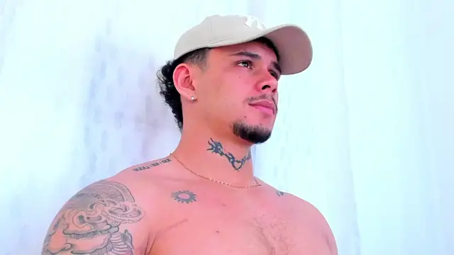 Snapshot of NoahhBrown chatting on 10.08.25 NoahhBrown online show from 10.08.25