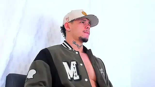 Snapshot of NoahhBrown chatting on 10.12.25 NoahhBrown online show from 10.12.25